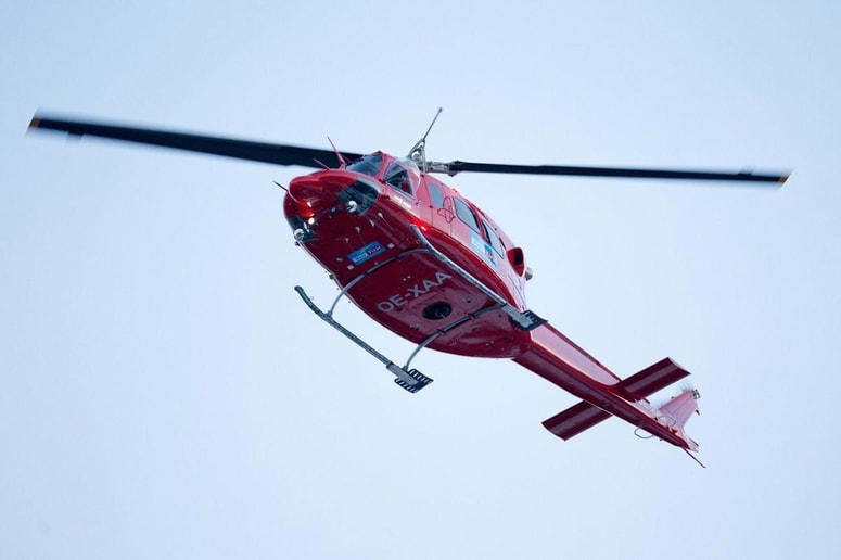 Helikopter je pohodnika uspešno dvignil z zahtevnega območja in ga nemudoma prepeljal v bolnišnico v Kufsteinu.
