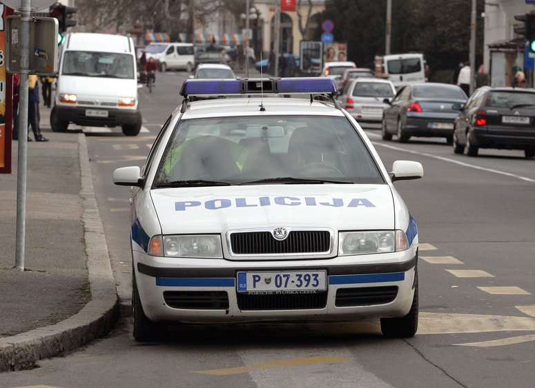 Glavna fotografija članka:Maribor: En pijani voznik na znake policistov ni ustavil, en je bil v avtu s ponarejenimi registrskimi tablicami in ...