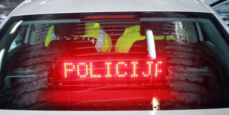 Glavna fotografija članka:Ganljivo: Koroška policista pomagala zakoncema, ki sta hitela v porodnišnico. Matic ni imel več niti 10 minut časa