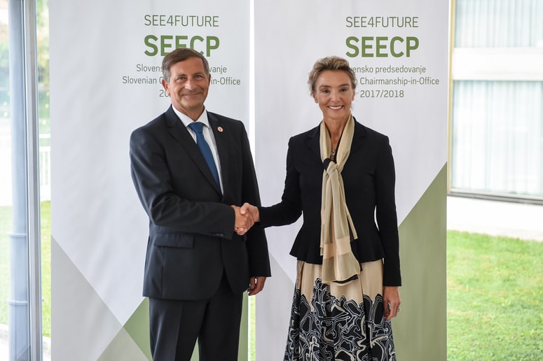 Minister za zunanje zadeve Karl Erjavec in hrvaška zunanja ministrica Marija Pejčinović Burić sta se na Bledu le rokovala. Ministrica se je pogovorom s slovenskim kolegom izognila. 