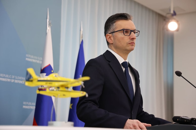 Glavna fotografija članka:Minister Šarec podpisal pogodbo za nakup štirih letal za gašenje iz zraka