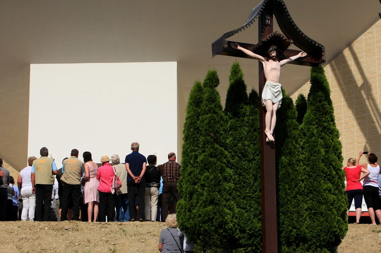 Cerkveni blagoslovi šolskih objektov vsakič povzročijo ugibanja, ali z njimi kršijo načelo ločenosti cerkve od države.