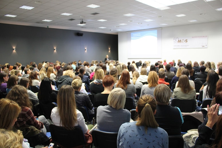 MOS: Na predavanju Podjetnost je ženskega spola se je zbralo več kot 300 bodočih podjetnic iz vse Slovenije. 