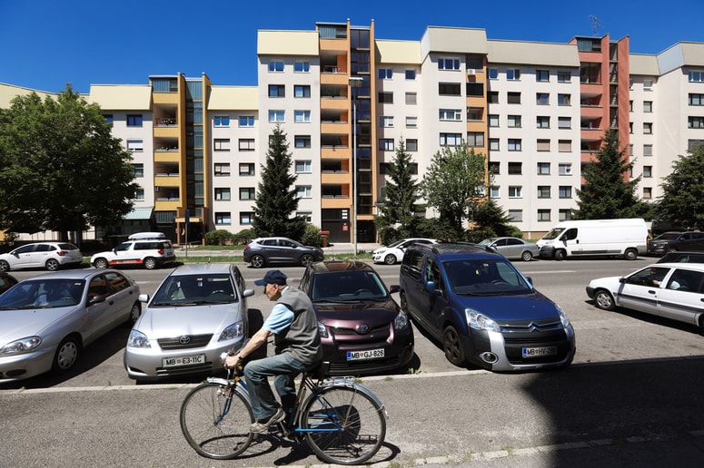 Tudi stanovanjske objekte na Kardeljevi cesti v Mariboru je gradil SGP Stavbar - Visoke gradnje. 