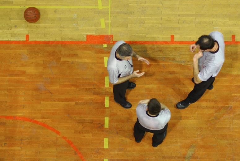 Očitno smo priča novi vrsti "napadov" na košarkarske sodnike ... 