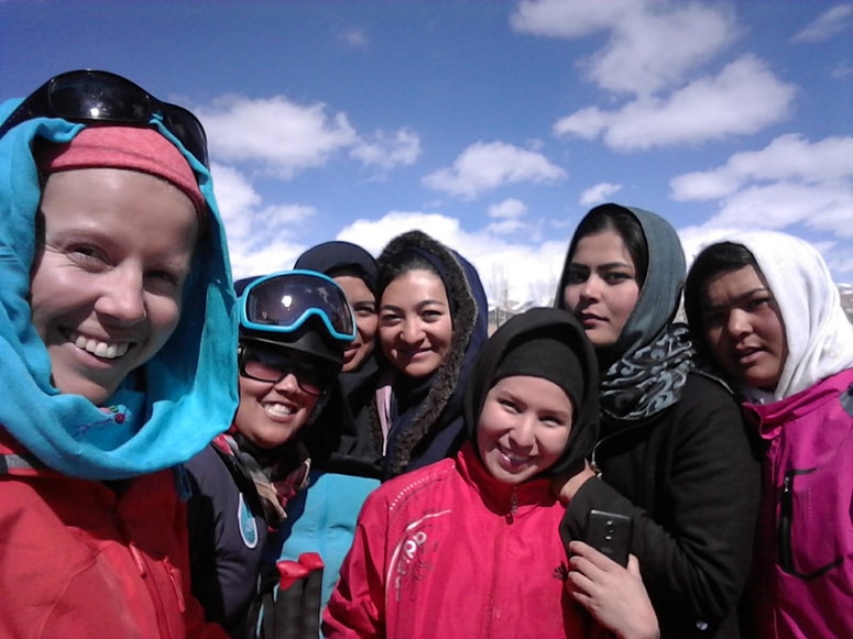 Ana Tasič z afganistanskimi smučarkami na letošnji tekmi