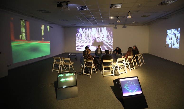 Letošnja edicija se je začela že sinoči z otvoritvijo pregledne razstave Pionirji slovenske računalniške umetnosti v Studio UGM. 