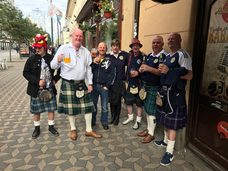 Veseli škotski navijači v Ljubljani.
