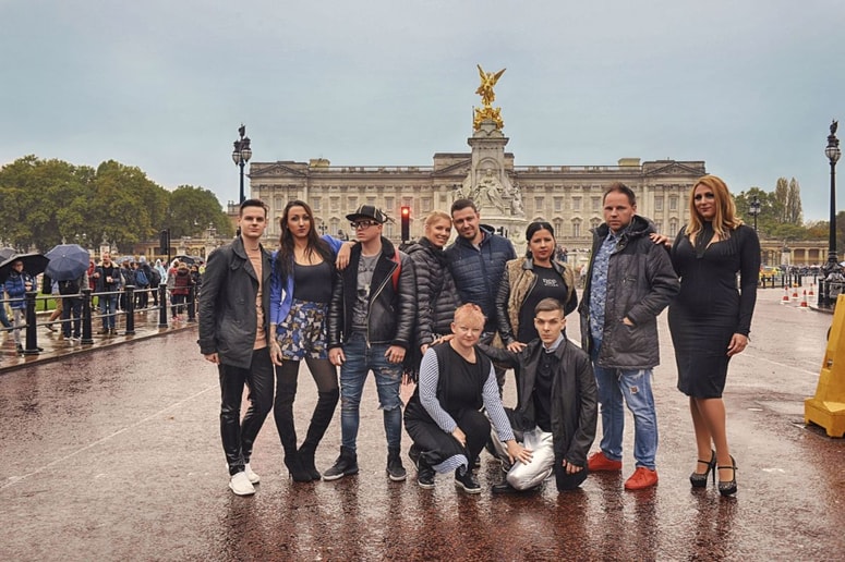 Ekipa, ki se pripravlja na modni šov, si je vzela nekaj prostega časa za ogled londonskih znamenitosti, tudi kraljeve palače. 