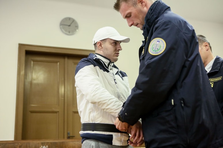 Obtoženi David Rovan, ki so ga na sodišče vozili pravosodni policisti iz ljubljanskega pripora, je tokrat prvič prišel sam na sodišče, saj mu je bil odpravljen pripor. 