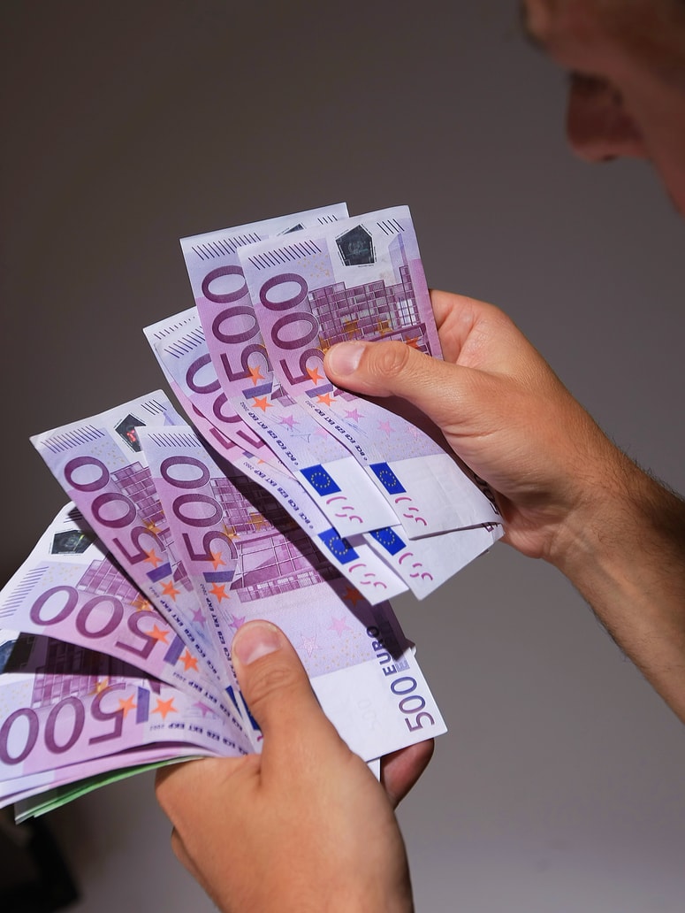 Fiksne obrestne mere za kredite v znesku 10.000 evrov in odplačilno dobo 36 mesecev se gibljejo od 5,30 do 6,60 odstotka. Za petletno odplačilno dobo pa veljajo od 5,40- do 6,75-odstotne nesprejemljive obrestne mere. 