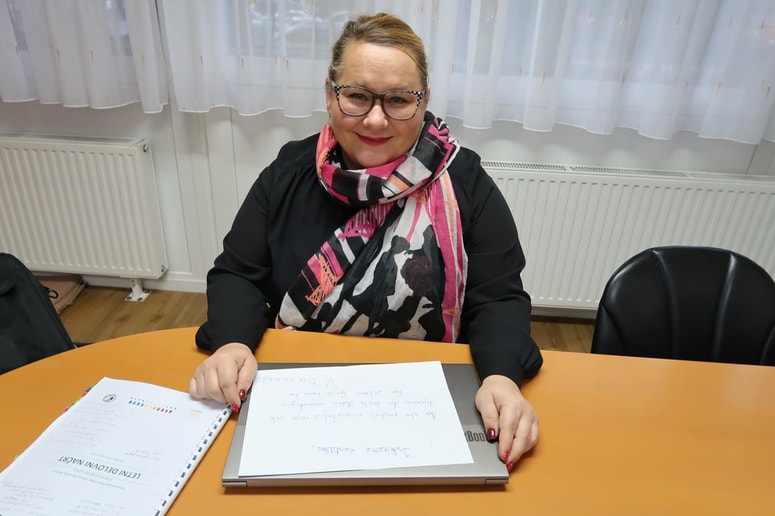 Nadja Stegne v svoji pisarni
