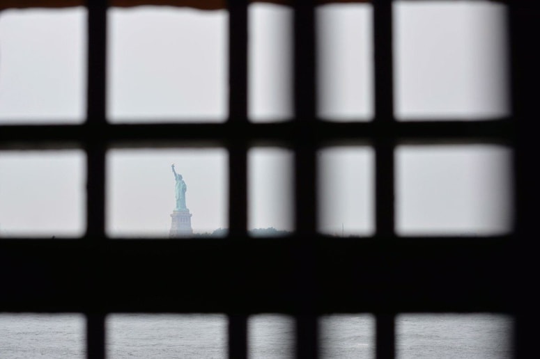 Zapornikom naj bi sistematično odrekali tudi zdravniško pomoč, v nekaterih primerih pa celo do smrti.