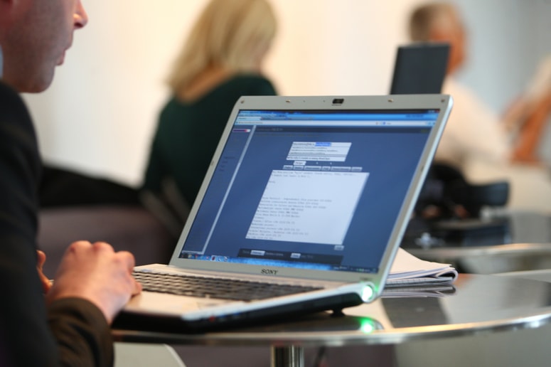 Oblike spletnega nasilja in nadlegovanja se zaradi hitrega razvoja tehnologij nenehno spreminjajo.