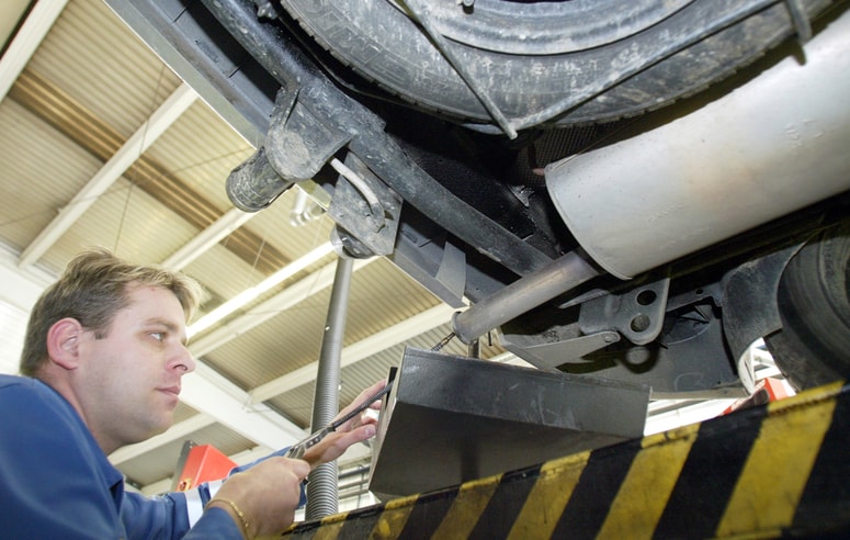 Glavna fotografija članka:"Lastniki vozil nemalokrat slabe volje," priznavajo v LPP. Ste tudi vi opazili višje cene pri registraciji?