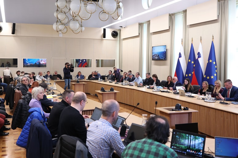 "Stvari ne gredo v pravo smer," ocenjujejo v sindikatu Fides, kjer menijo, da bi morali usklajevati le še detajle. Nezadovoljni so tudi v sindikatih zdravstvene nege in socialnega varstva, saj brez temeljev ni mogoče postavljati stebra. 