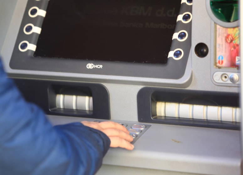 Z nasilno metodo cash trapping je obtoženi Romun oškodoval banke, ki so lastnice bankomatov, v katere je vlomil. 