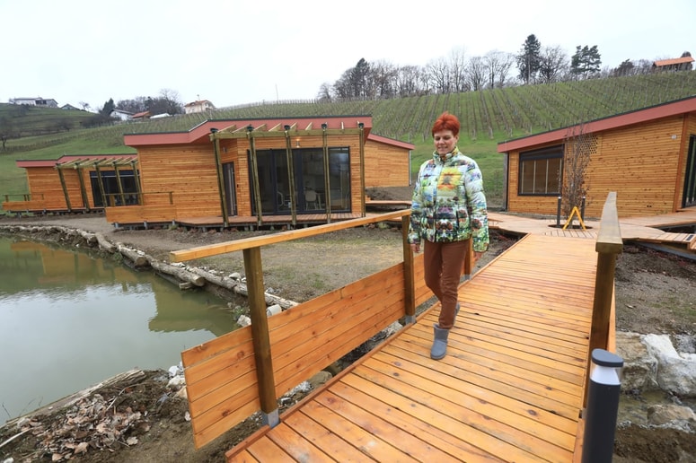 Štiri v družini zasnovane in izdelane počitniške hišice ponujajo skupaj 26 ležišč. 