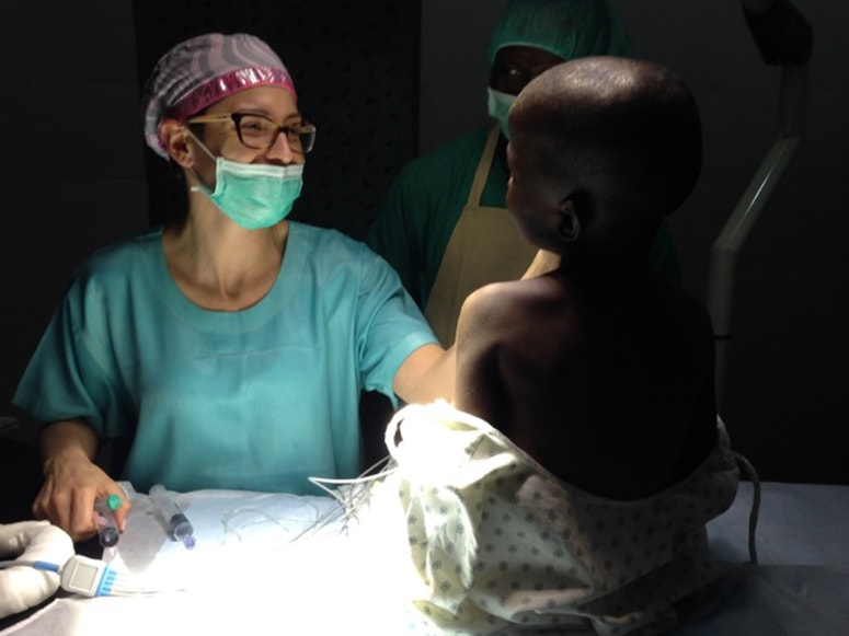 Slovenska odprava je v Liberiji lajšala življenje tudi otrokom. 