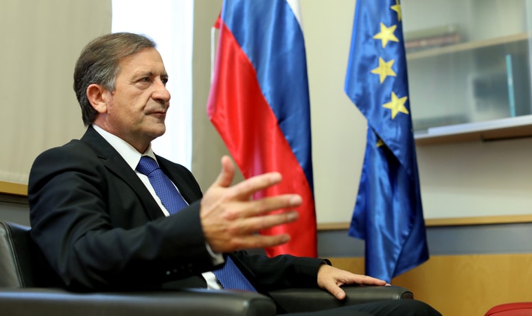 Glavna fotografija članka:Karl Erjavec: Hrvaška drži figo v žepu
