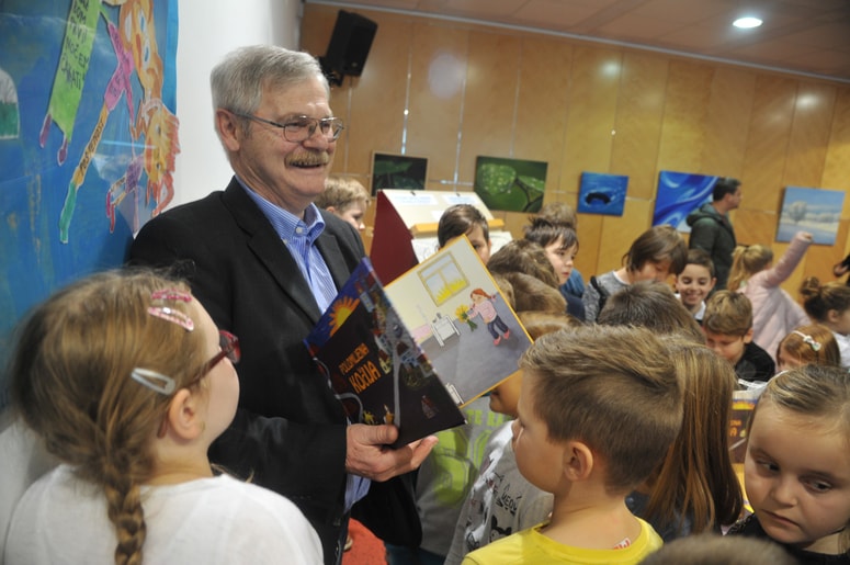 Bolj kot lovljenje resničnih falotov gre predsedniku KPK Borisu Štefanecu od rok pripovedovanje pravljic. Včeraj je polomljeno kočijo prebiral v Murski Soboti. 