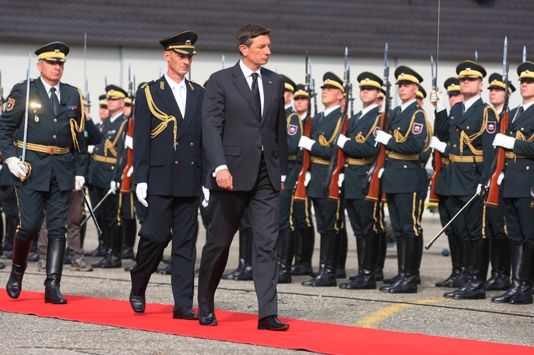 Komu bo poveljeval vrhovni poveljnik Borut Pahor ob koncu mandata, če bo Slovenska vojska ostala brez vojakov?