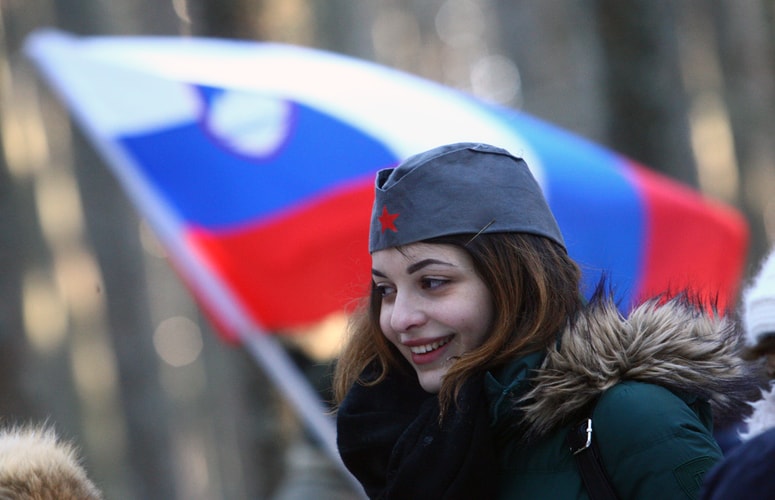 Glavna fotografija članka:Državni simboli: Od žabe in pljunka do ovitka za čokolado