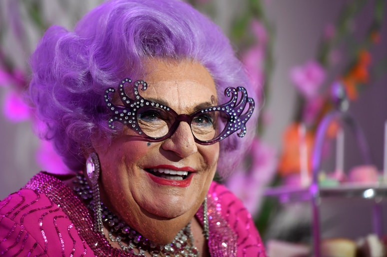 Glavna fotografija članka:Umrl avstralski komik Barry Humphries, znan po liku legendarne Edne