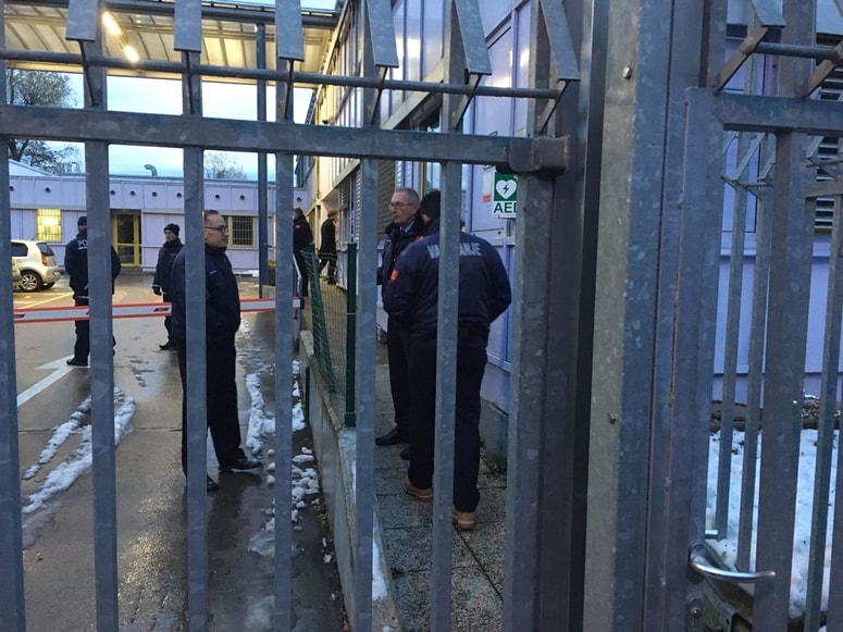 Preden je postalo jasno, ali bo notranje ministrstvo sprejelo v odločanje ponovno prošnjo za azil Ahmada Shamieha, je upravno sodišče razsodilo, da notranje ministrstvo mora o uporabi diskrecije vsebinsko odločati in da je pri odtegnitvi zaščit in pogojev za bivanje sirskemu beguncu ravnalo protizakonito.  