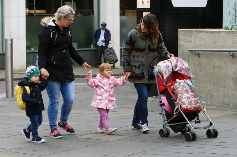 Denarna socialna pomoč je zaradi tega, ker se upošteva otroški dodatek kot prihodek, za okoli 13.000 najrevnejših družin z otroki nižja.
