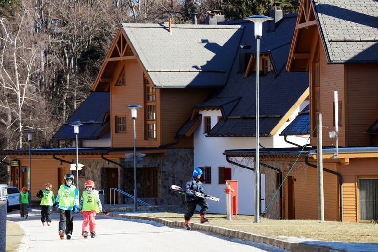 Glavna fotografija članka:Ni snega. Ni povezanosti. Ni reklame. Komaj preživijo