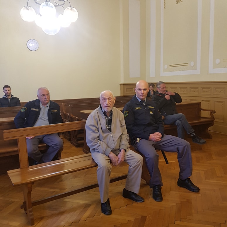 Lani so Ivana Grobina na sojenje občasno pripeljali na ivalidskem vozičku, danes sta ga spremljala samo pravosodna policista in videti je bilo, da je 88-letnik precej boljšega zdravja, kot je bil v začetku postopka.