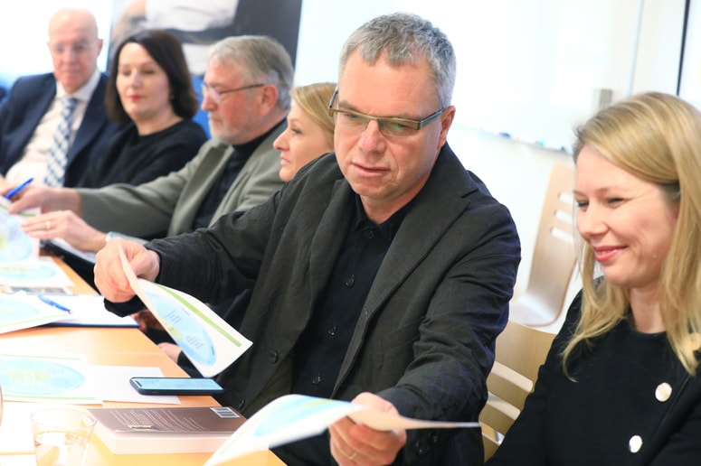 V ospredju Nuša Pavlinjek in Andrej Drapal na okrogli mizi Doba Fakultete na temo, ali smo za mednarodno blagovno znamko Slovenija naredili dovolj 