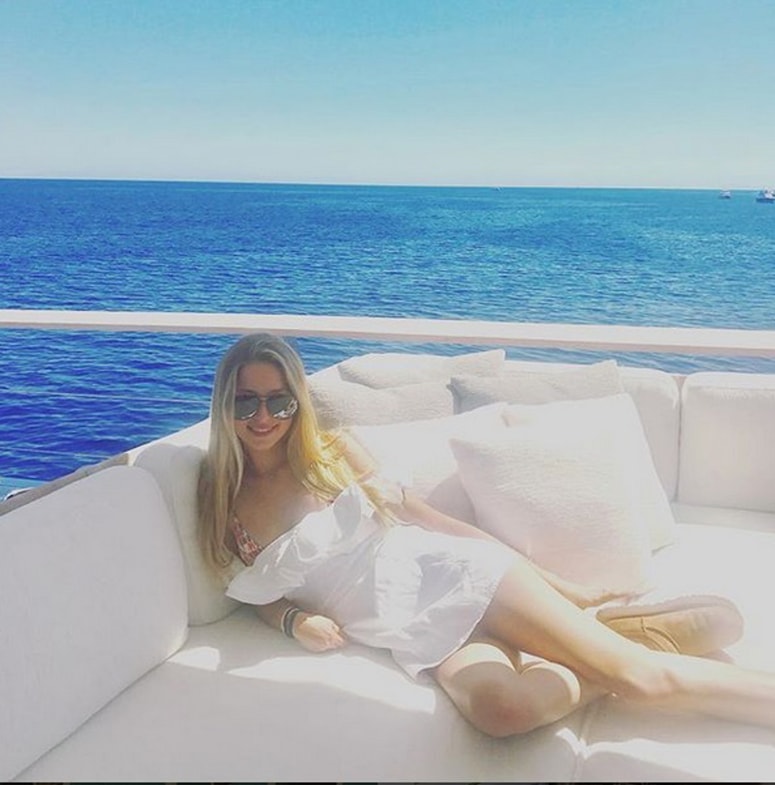 Glavna fotografija članka:(FOTO) Hči Stevea Jobsa je lepa, rada jaha in je zelo zapravljiva