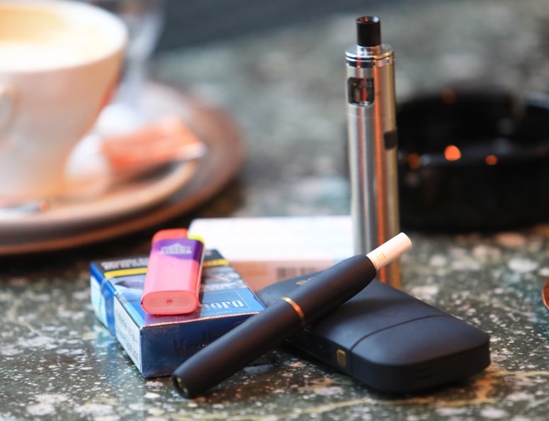 Alternativci, e-cigarete in iQOS, res manjšajo tobačno nesnago, ampak skrivajo tudi druge kavlje. 