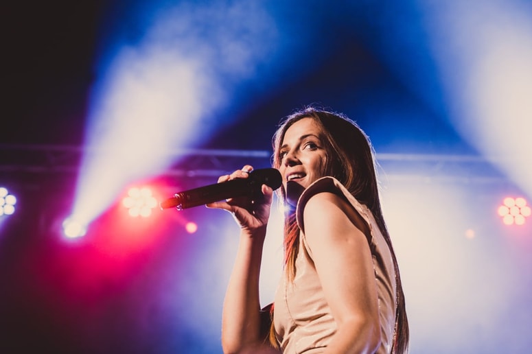 Nina Pušlar te dni raziskuje Francijo. 