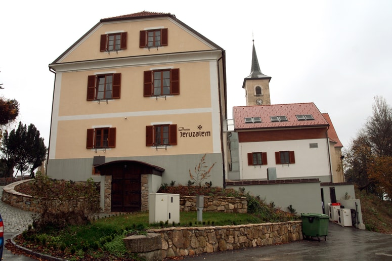 Dvorec Jeruzalem: Kljub še vedno veljavni najemni pogodbi turistične dejavnosti v dvorcu ni. 