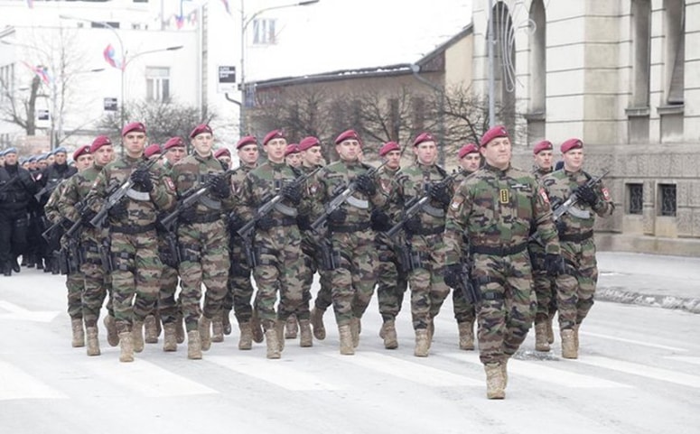 Pripadniki specialnih antiterorističnih enot ministrstva za notranje zadeve Republike srbske na protiustavni praznik 9. januarja lani. Marca naj bi dobili 2500 novih avtomatskih pušk. 