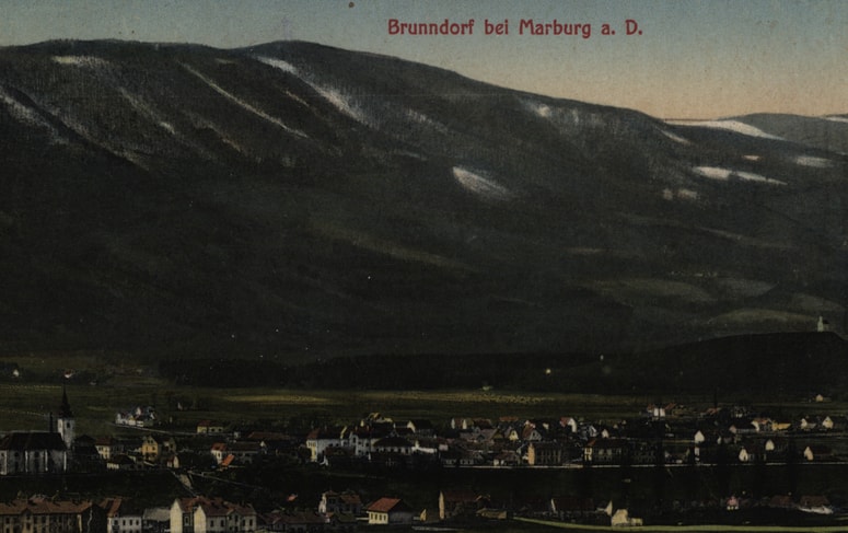 Studenci s Pekrsko gorco v ozadju z začetka 20. stoletja