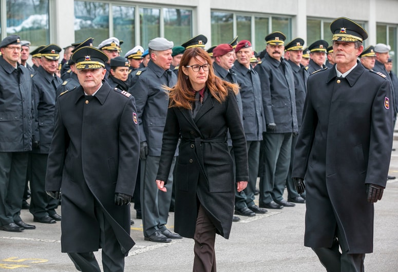Novi načelnik Alan Geder, obrambna ministrica Andreja Katič in nekdanji načelnik Andrej Osterman med primopredajo. 