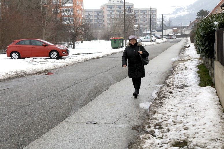 Nevarno hojo po vozišču naj bi odpravili že s površinami, namenjenimi pešcem in kolesarjem. 