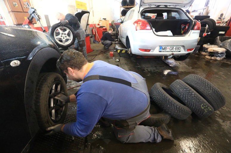 Glavna fotografija članka:Mi sprašujemo, vi odgovarjate: Polovica vas bo letošnjo zimo vozila z novimi pnevmatikami, ostali pa ...