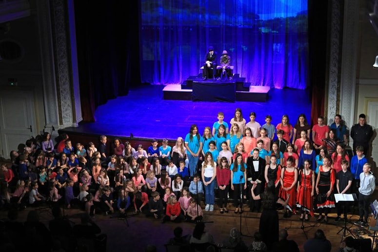 Glasbena predstava Čarobno potovanje je nastala po motivih romana Potovanje okoli sveta v 80 dneh. 