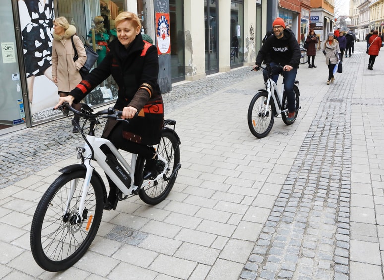 Karmen Razlag iz Zavoda za turizem Maribor - Pohorje in Matej Obu iz Zadruge BikeLab sta v Gosposki ulici preizkusila nova kolesa.
