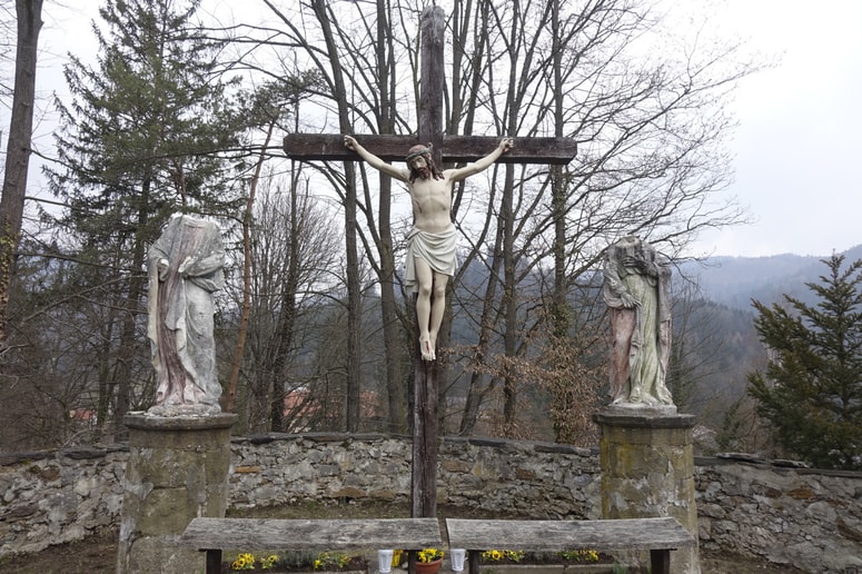 Kalvarija Skupina križanja Spomenik lokalnega pomena Poškodovan spomenik 