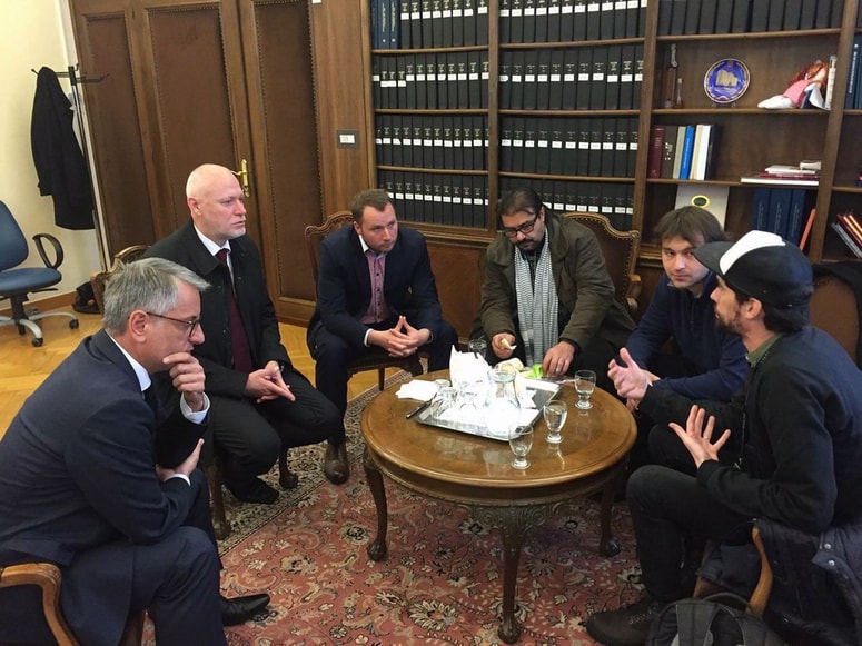 Proti deportaciji na Hrvaško in za humano rešitev primera Ahmada Shamieha so se novembra lani zavzeli tako Milan Brglez kot v poslanskih skupinah Desus, Levica, SD in SMC. 