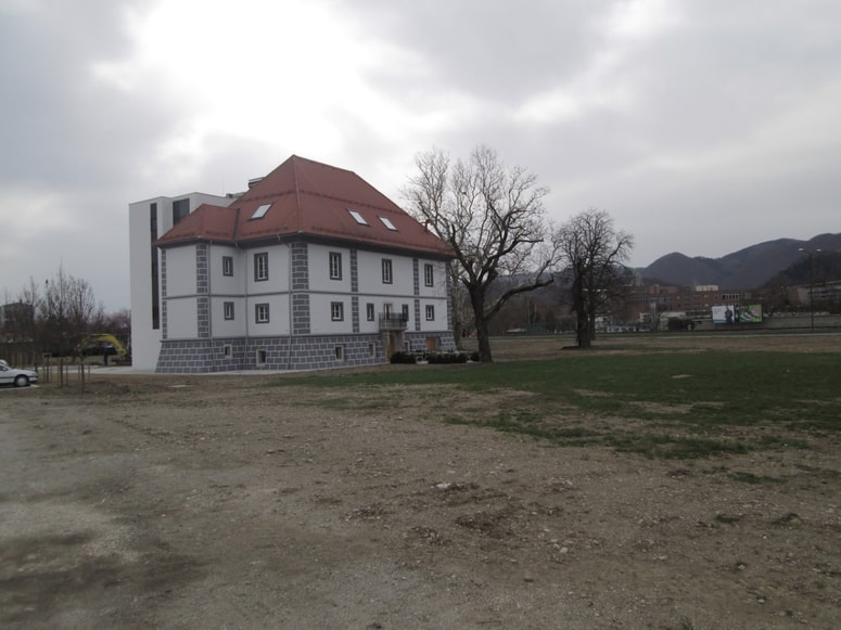 V Dvorcu Lanovž deluje zdravstvena klinika. 
