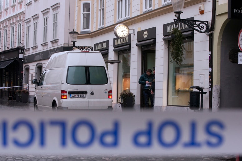 Policija je po spektakularnem ropu zlatarne in draguljarne Malalan v središču Ljubljane identificirala tri roparje, eden je še neznan. 