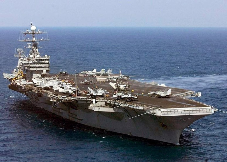 Ameriška letalonosilka USS Harry S. Truman. Z letalonosilko v bližino Sirije plujejo tudi štirje raketni rušilci in raketna križarka, pridružila pa se jim bosta še dva rušilca. Na poti se jim bo prudružila tudi nemška fregata FGS Hessen. 