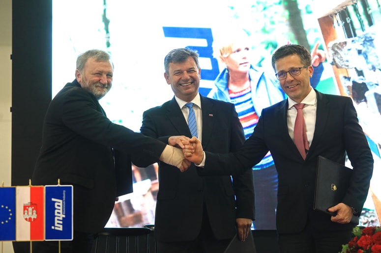 V Slovenski Bistrici so župan Ivan Žagar, minister za infrastrutkuro Peter Gašperšič in prvi mož Impola 2000 Andrej Kolmanič podpisali sporazum o drugi fazi gradnje obvoznice. 